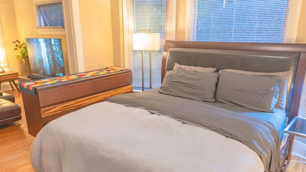 Minor Apartment | Gorgeous Vintage 1BR Apt | Wifi | Walk Everywhere!