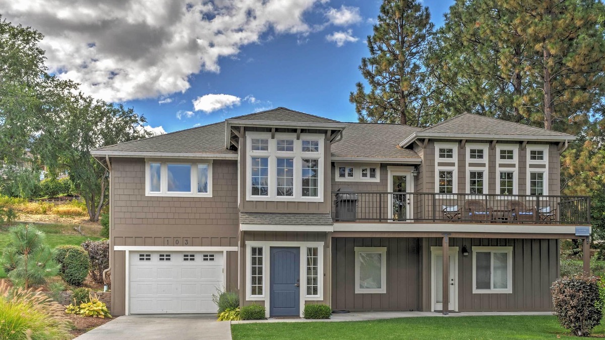 Wapato Point House | Gorgeous Wapato Point Lakehouse w/Private Hot Tub