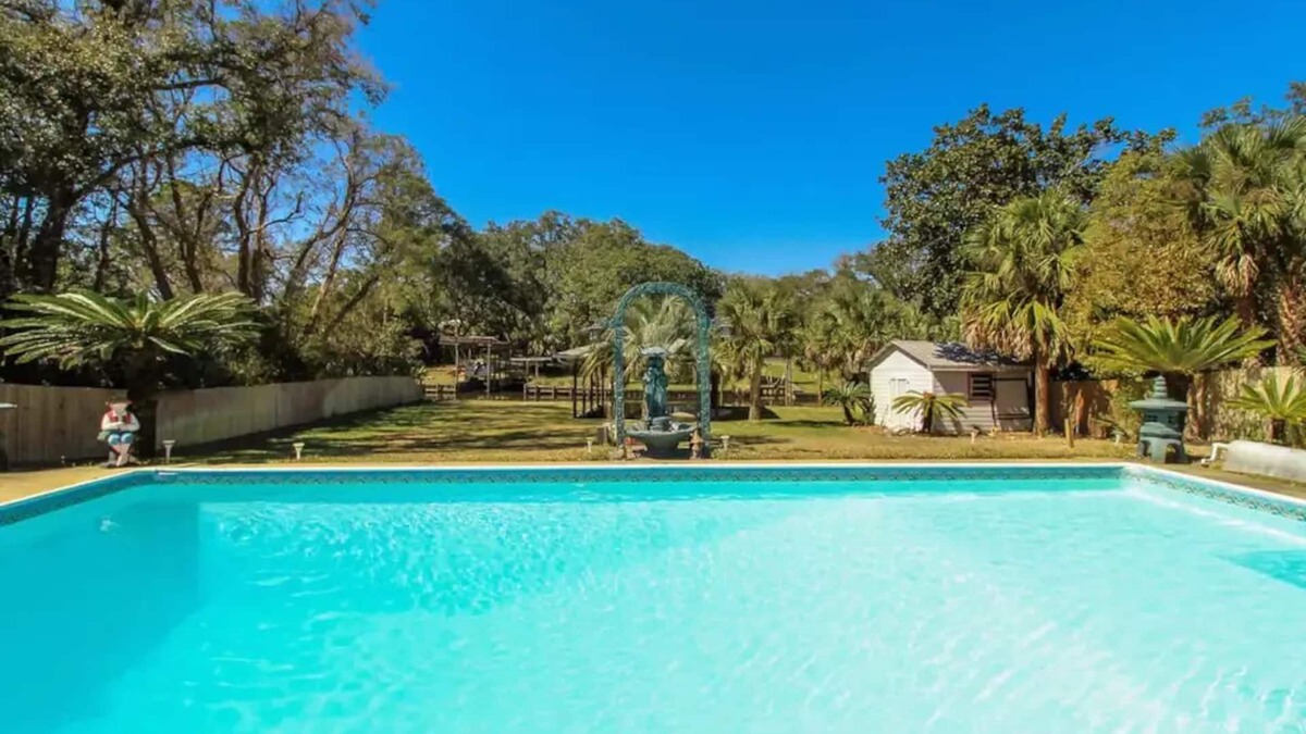 Fort Walton Beach House | Gorgeous waterfront house with relaxing pool in Fort Walton.