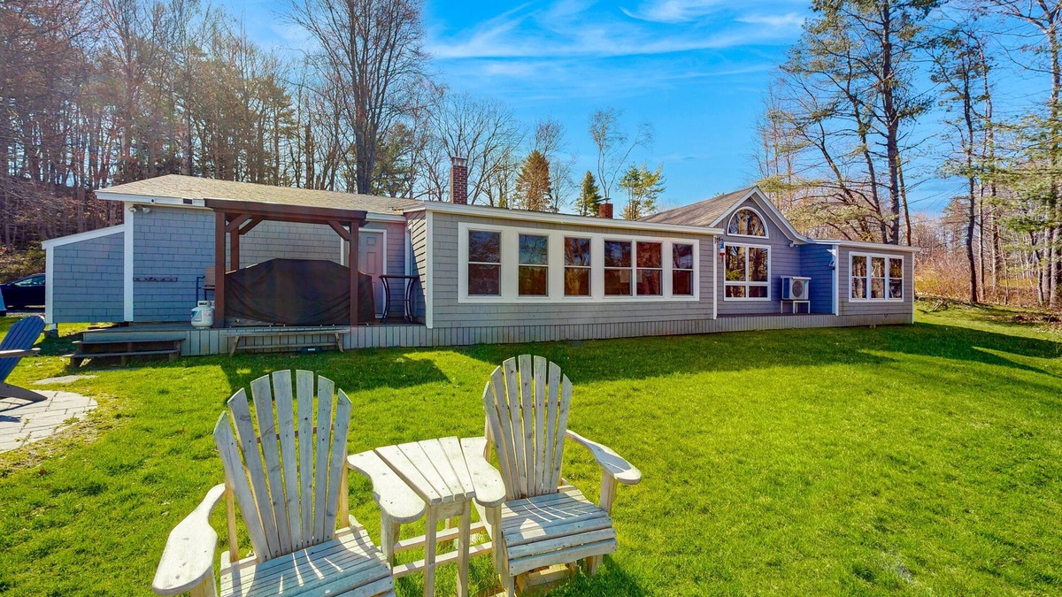 Wiscasset Cottage | Gorgeous Waterfront Home on Westport Island with 2 Sunrooms