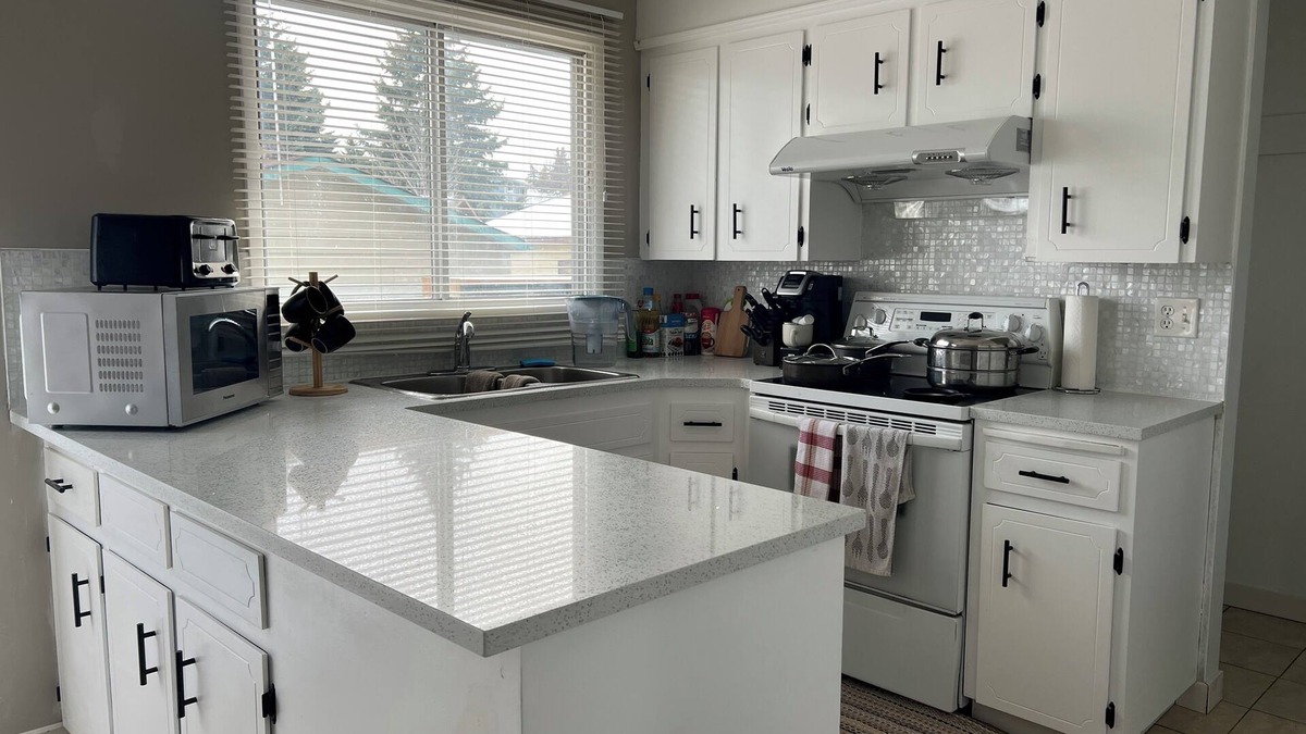 Northwest Calgary Villa | Gorgeous Whole Main floor (2BR Single house)