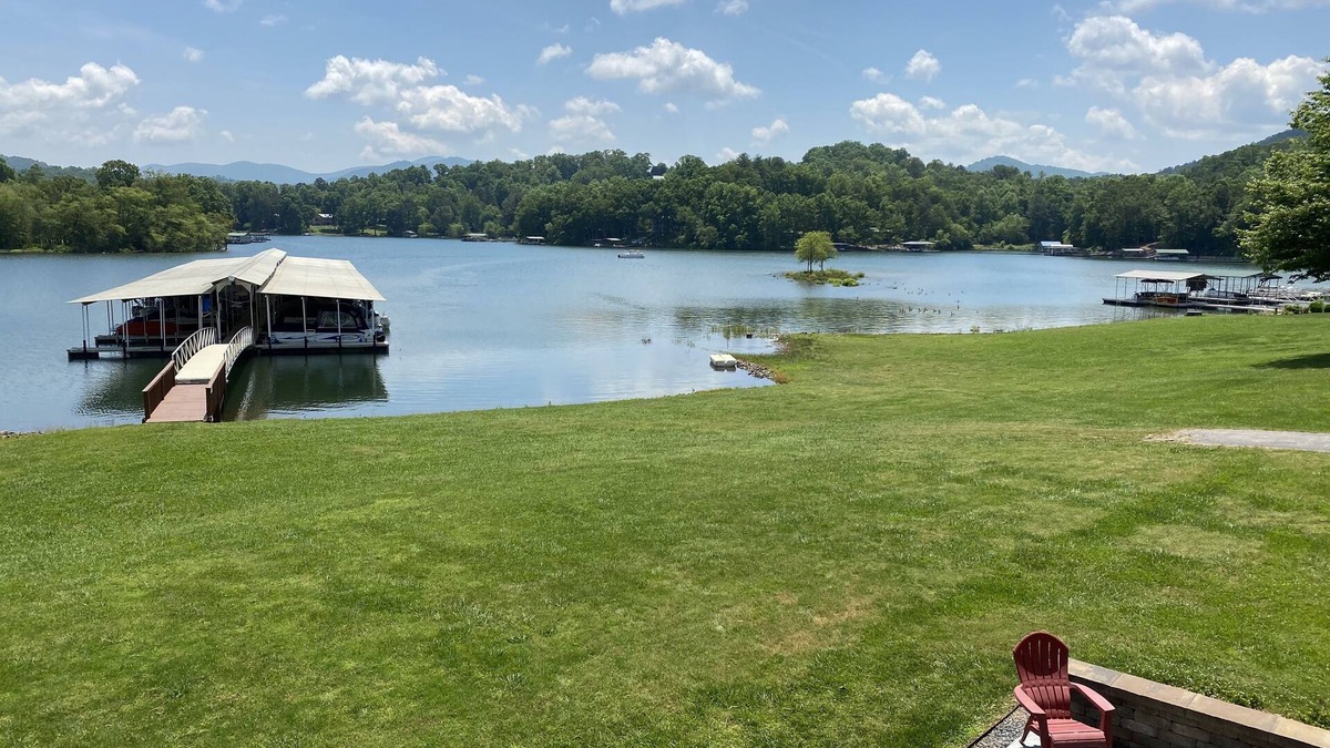 Nantahala Bay House | GORGEOUS YEAR ROUND LAKE FRONT RETREAT with BOAT SLIP!