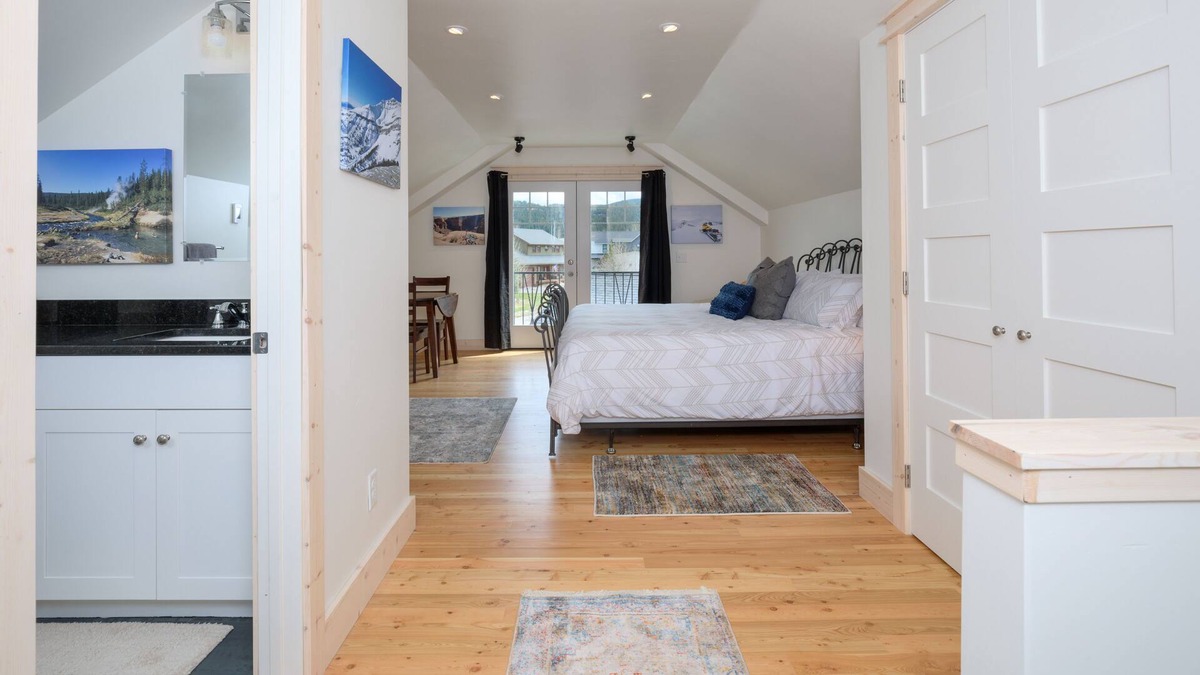 Big Sky Apartment | Gorgeously Decorated Quaint Big Sky Studio