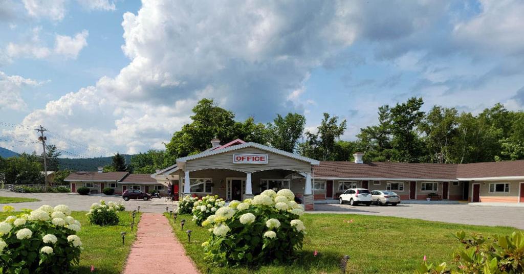Upper Village Hotel | Gorham Motor Inn