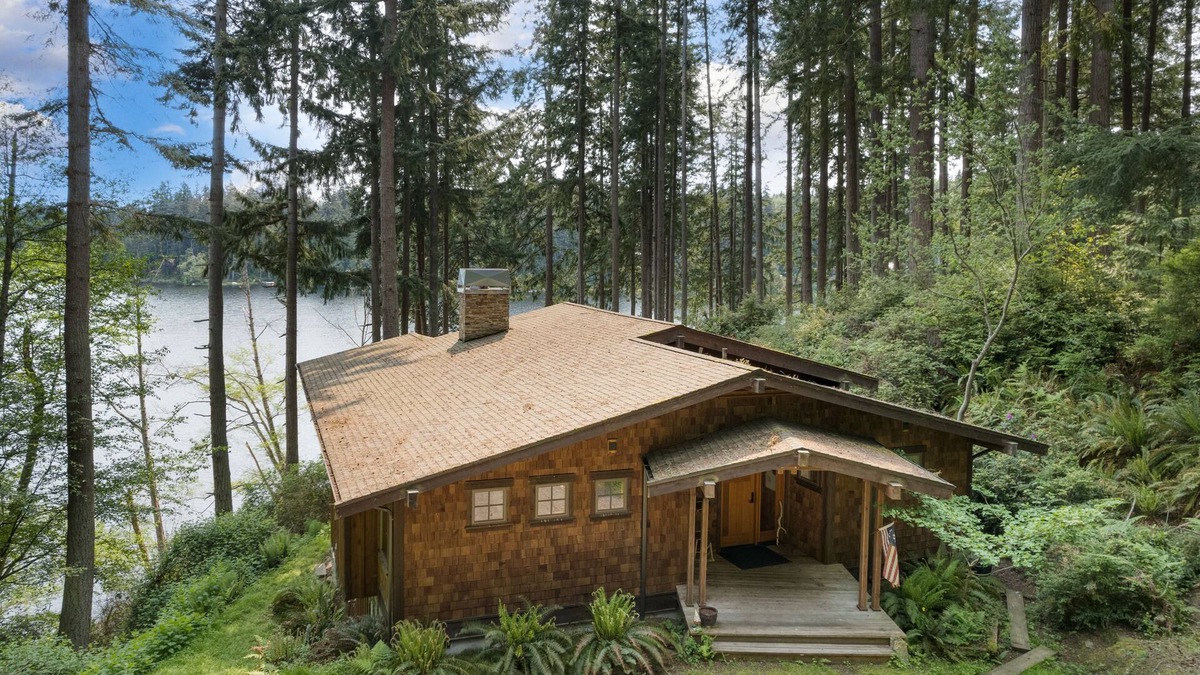 Langley Cabin | Goss Lake Chalet by AvantStay | Lakefront w/Dock, Fire Pit, Outdoor Dining Area
