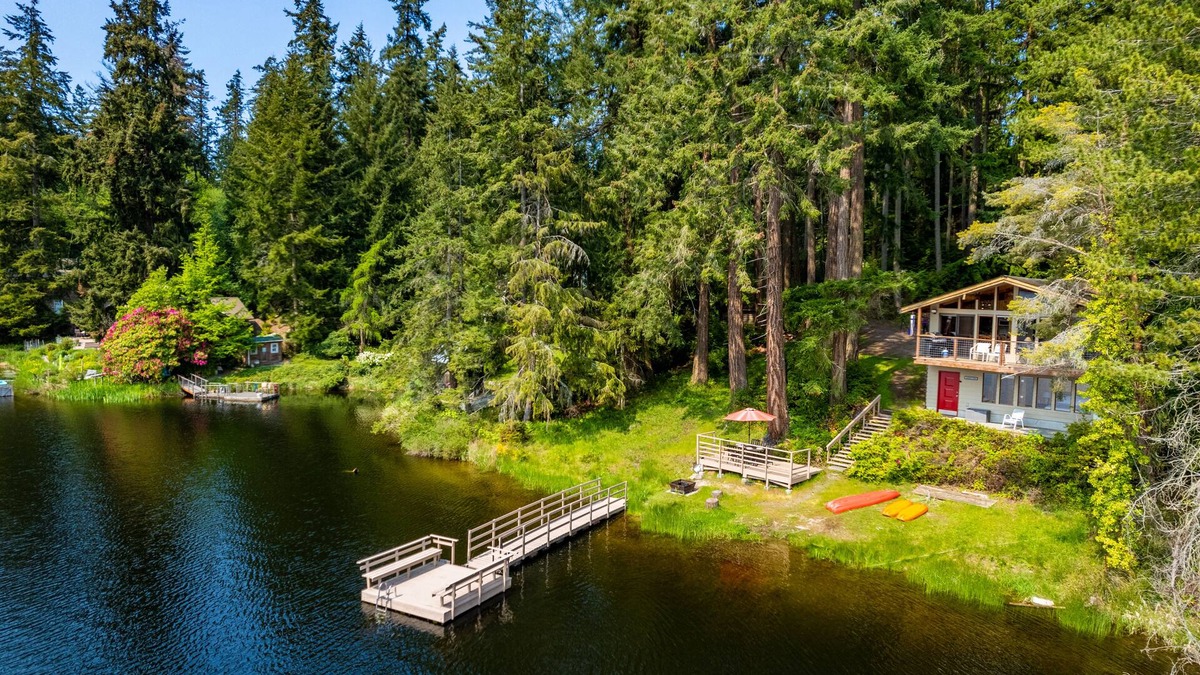 Langley Cabin | Goss Lake Getaway by AvantStay | Lakefront Escape