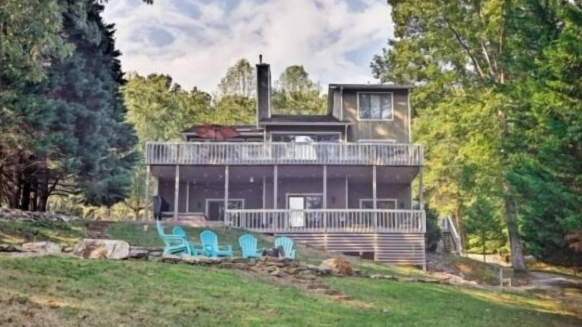 North Shore House | Got It All - 3 Kayaks, 1 Canoe, Hot Tub, Wifi, Ping Pong, Sandy beach, Firepit.
