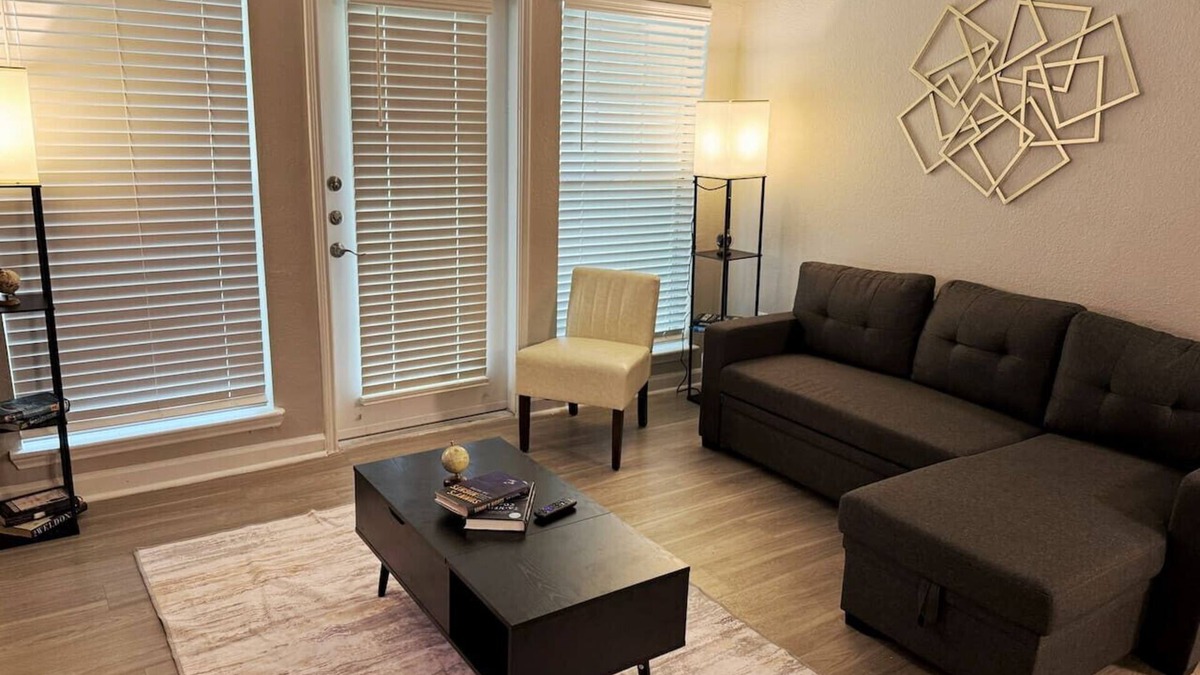 Astrodome Apartment | Gothic Blush | King 2Bed near TMC & infront of NRG