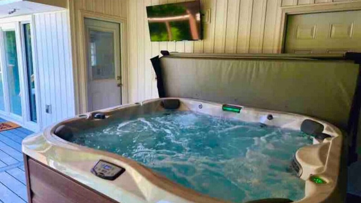 Geneva-on-the-Lake House | GOTL - Hot Tub - Wine Tours - Sunset Vacation Rentals