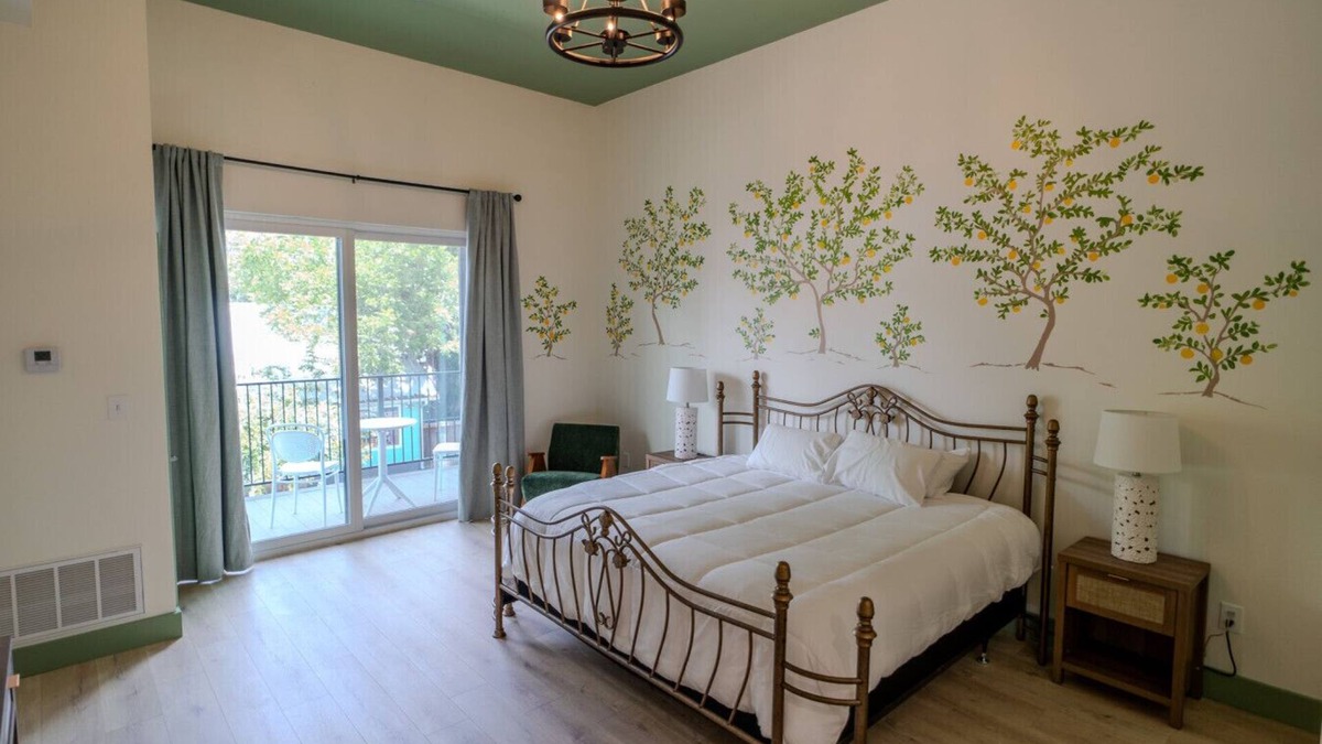 Biloxi Hotel | Government St. Balcony Suite 203