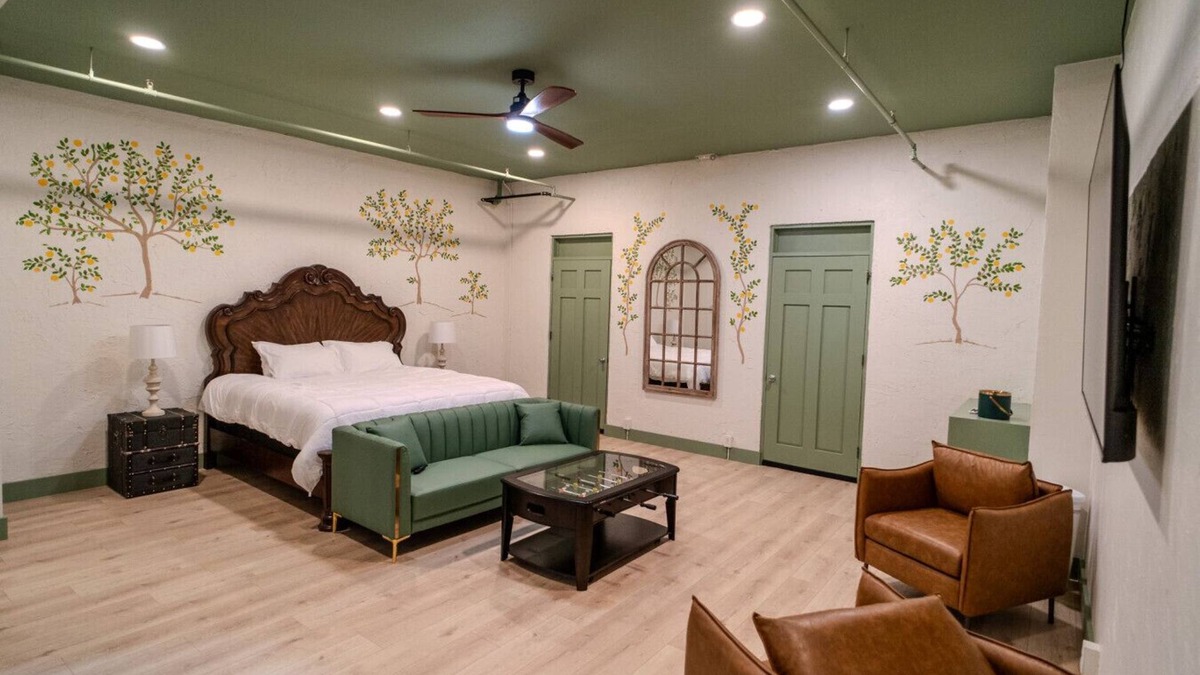 Biloxi Hotel | Government St. Balcony Suite 209