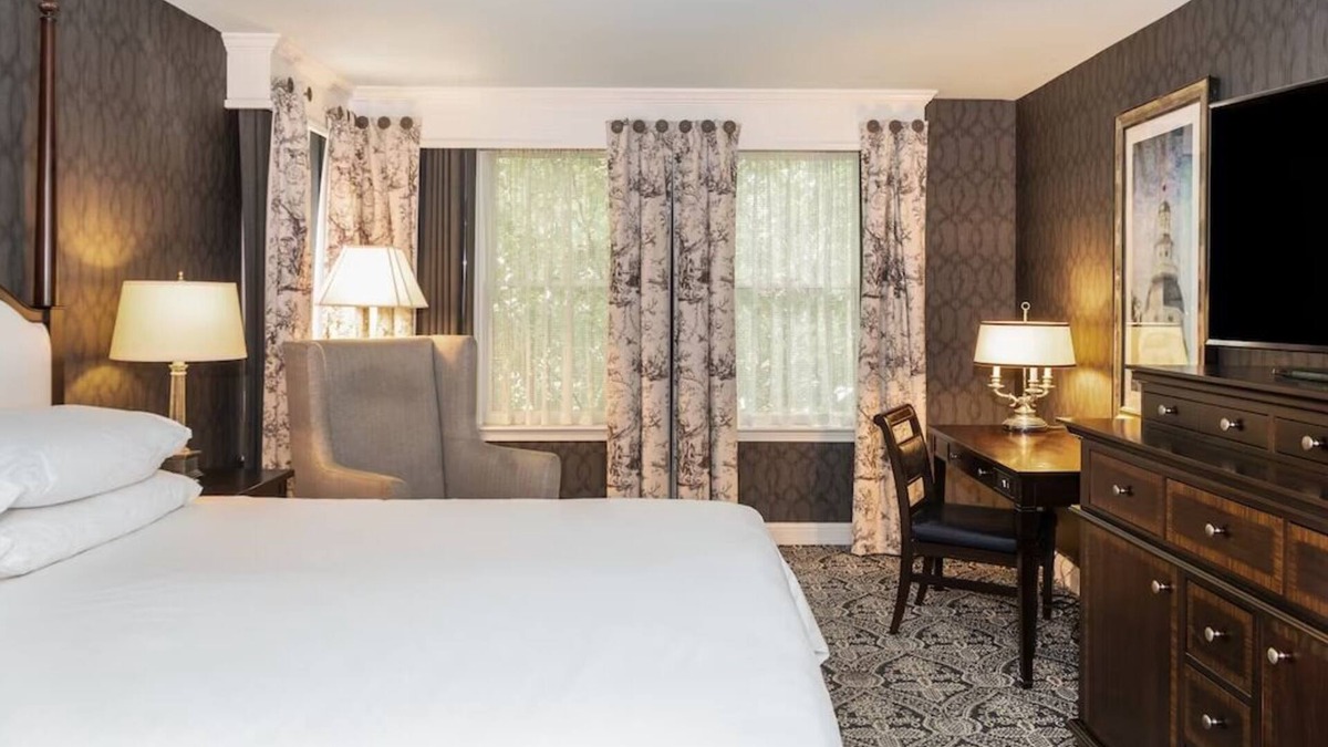 Historic District Hotel | Governor Calvert King, Historic Inns, Four-Poster Bed, Dining, Steps from State House