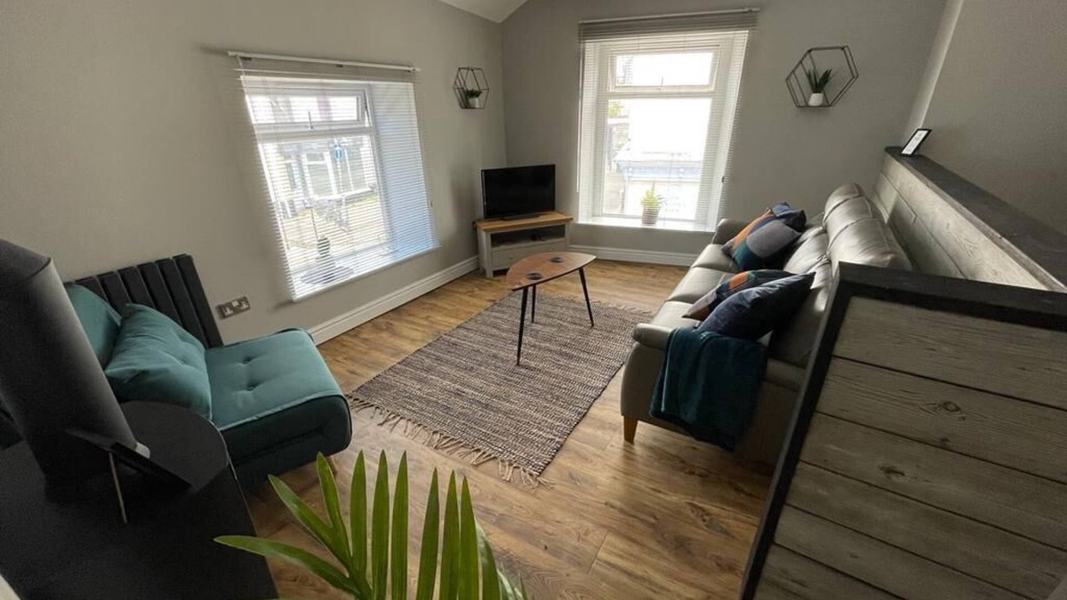 Mumbles Apartment | Gower Place Heart of Mumbles | Sleeps 2 | Near Beach | Oystermouth Castle | Wifi