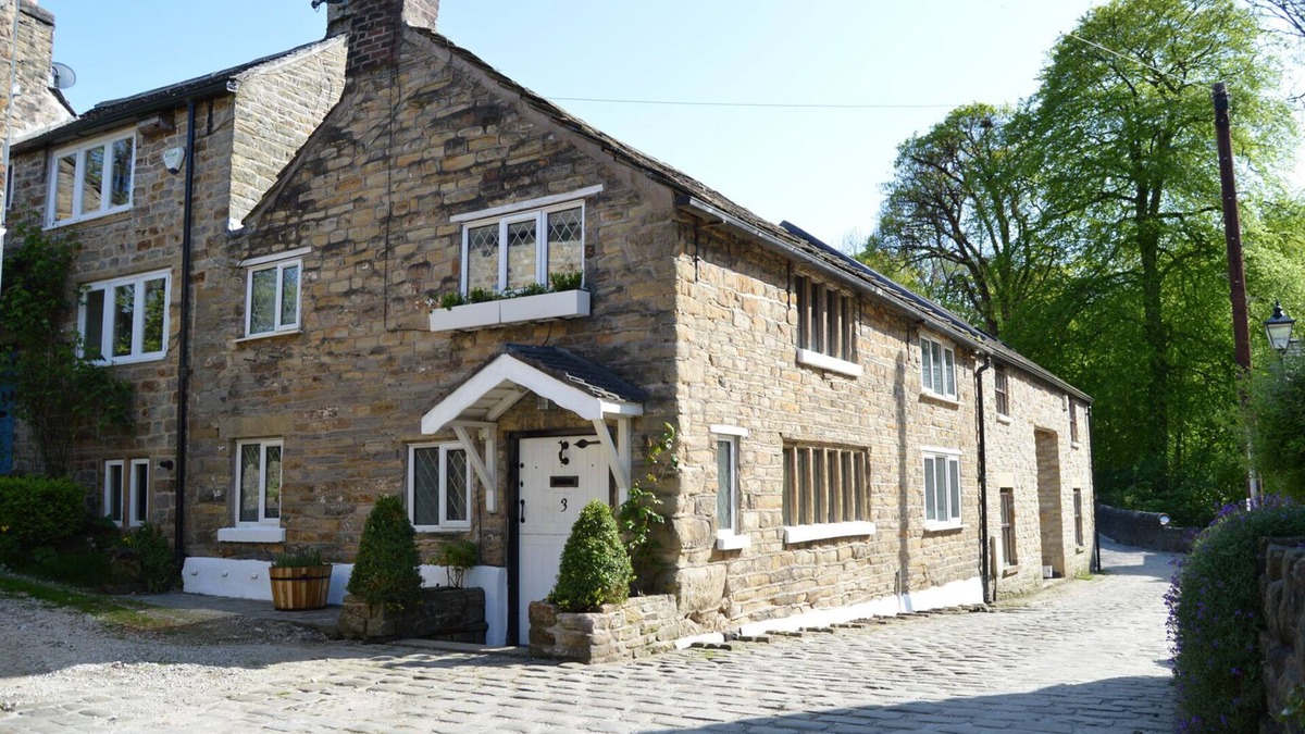 Stockport Cottage | GOYT COTTAGE, pet friendly, with open fire in Marple Bridge