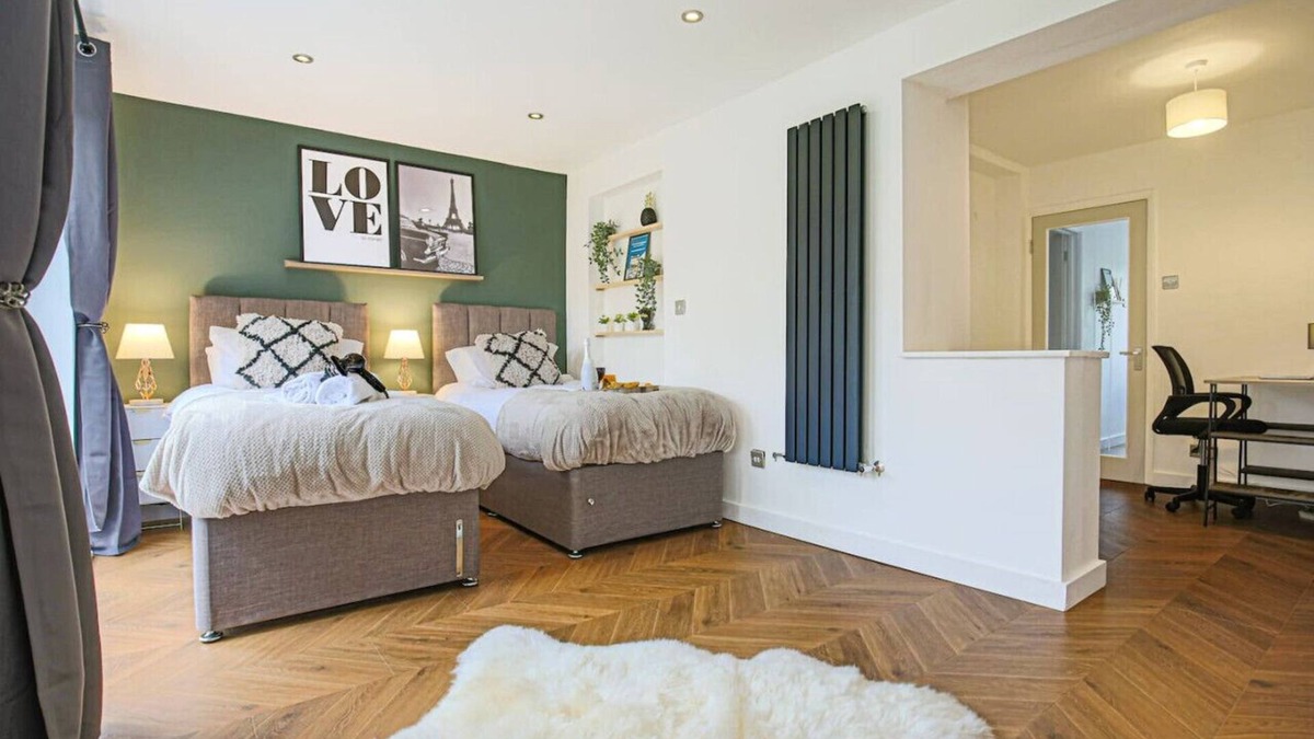 Milton Keynes House | Grace House City Centre Location Driveway Parking, Pool Table and Sky TV