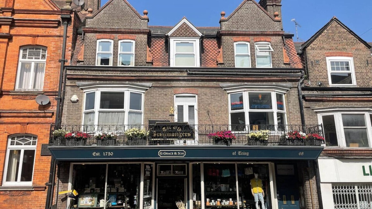 Tring House | Grace's Guesthouse 68a