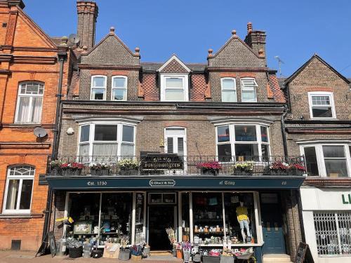 Tring House | Grace's Guesthouse 68a