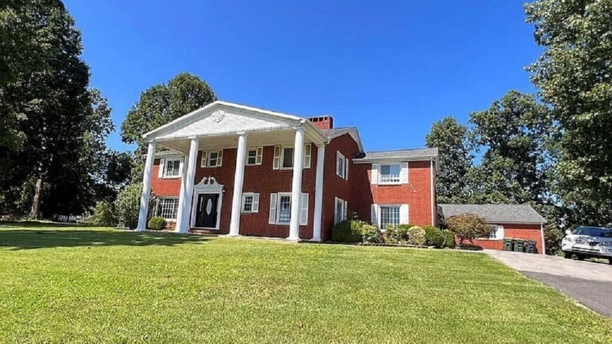 Madisonville House | Graceland 5 Star