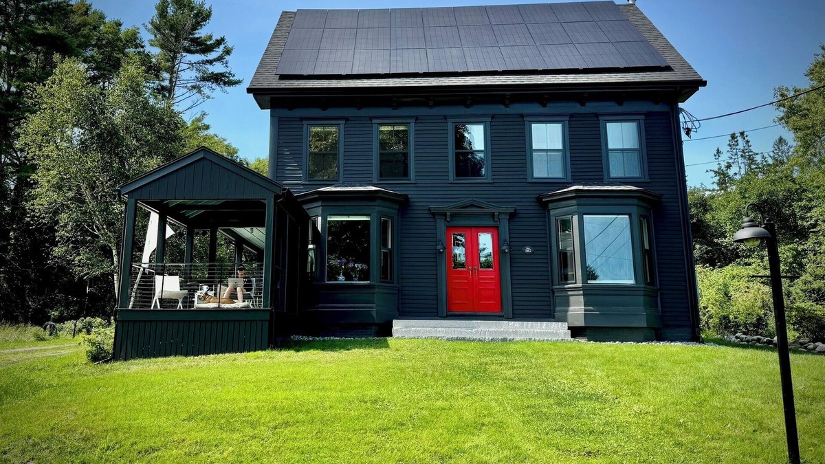 Isle of Springs House | Gracious 4-bedroom house in Southport on Townsend Gut with a private pond.