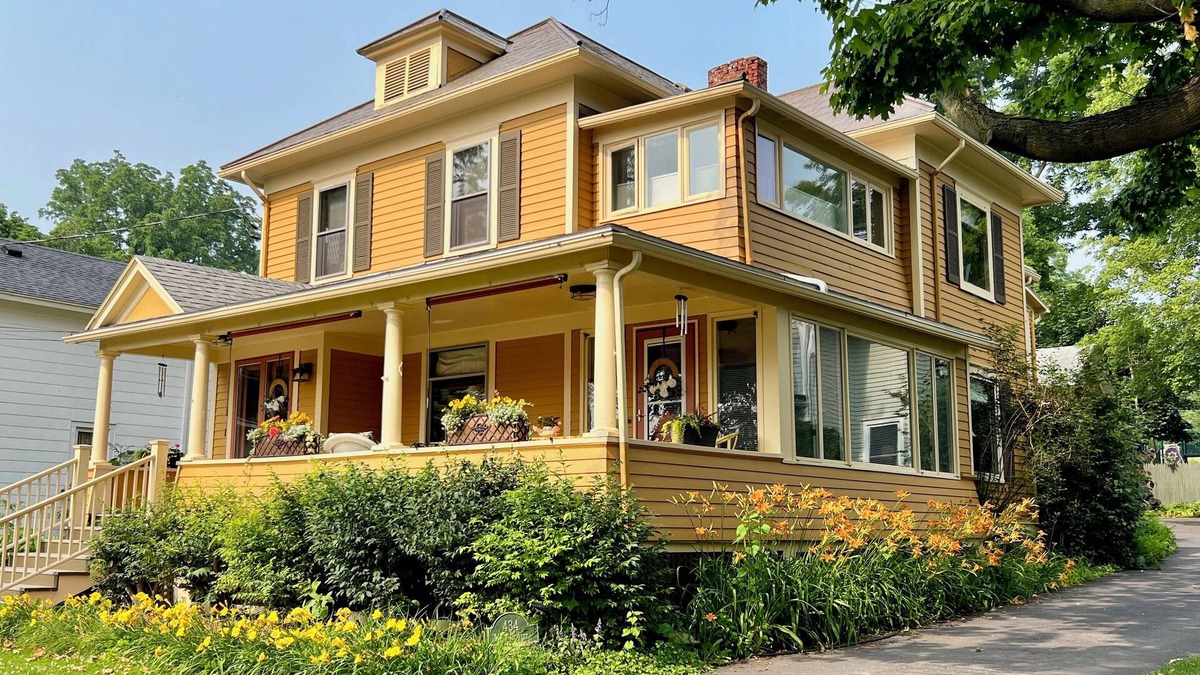 Town of Ledyard House | Gracious Guest House for Family Gatherings