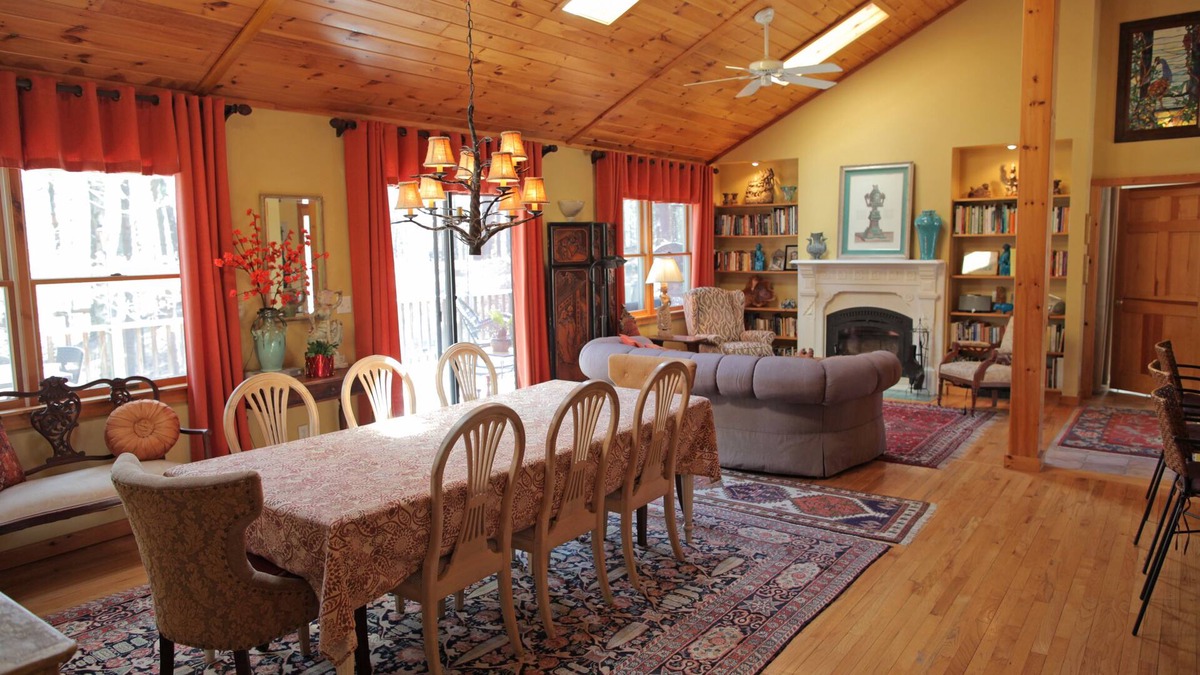 Woodstock House | Gracious Woodstock Retreat -Walking Distance to Town