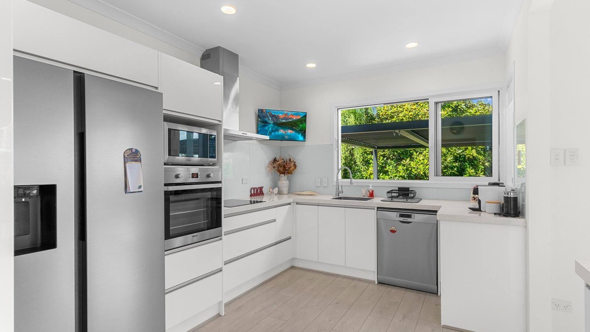 Mangawhai House | Graddies Patch - Sunny, refurbished kiwi bach - walk to the village, markets, Bennetts, Tavern and more