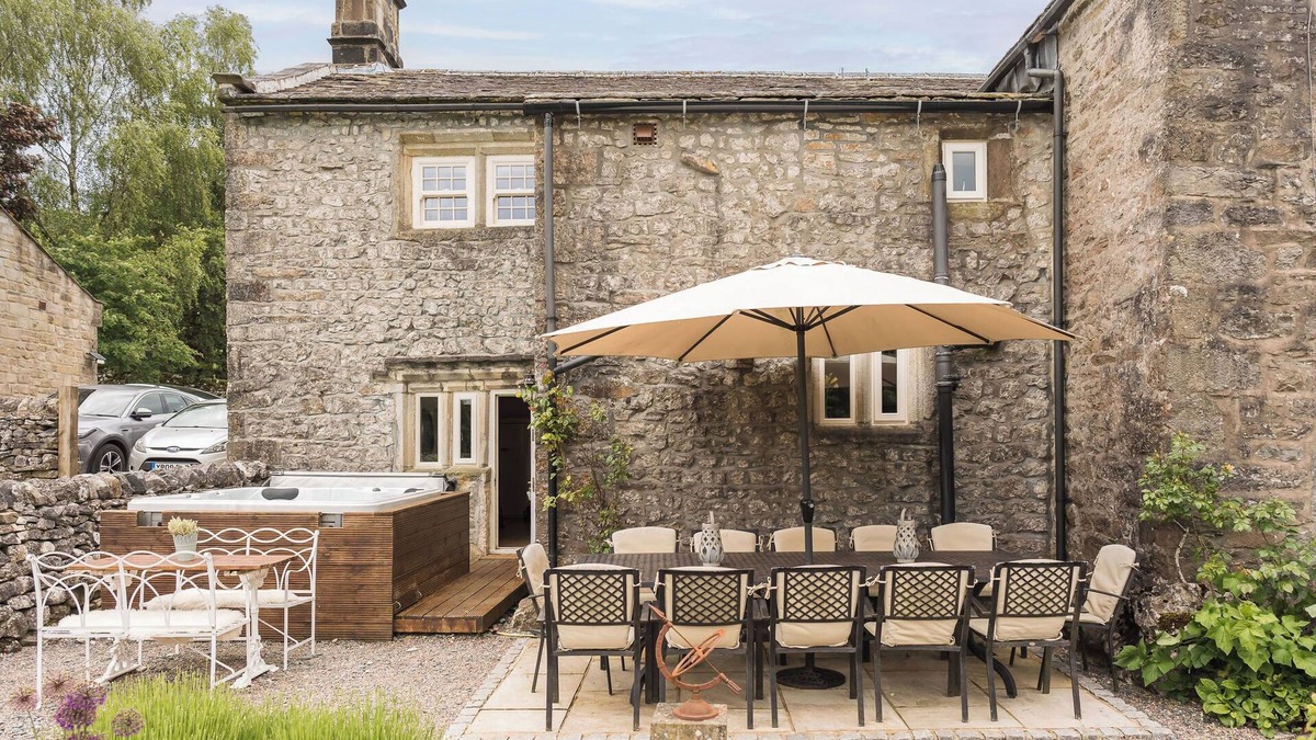Starbotton House | Grade 2 listed country home sleeping 12 with hot tub and annex