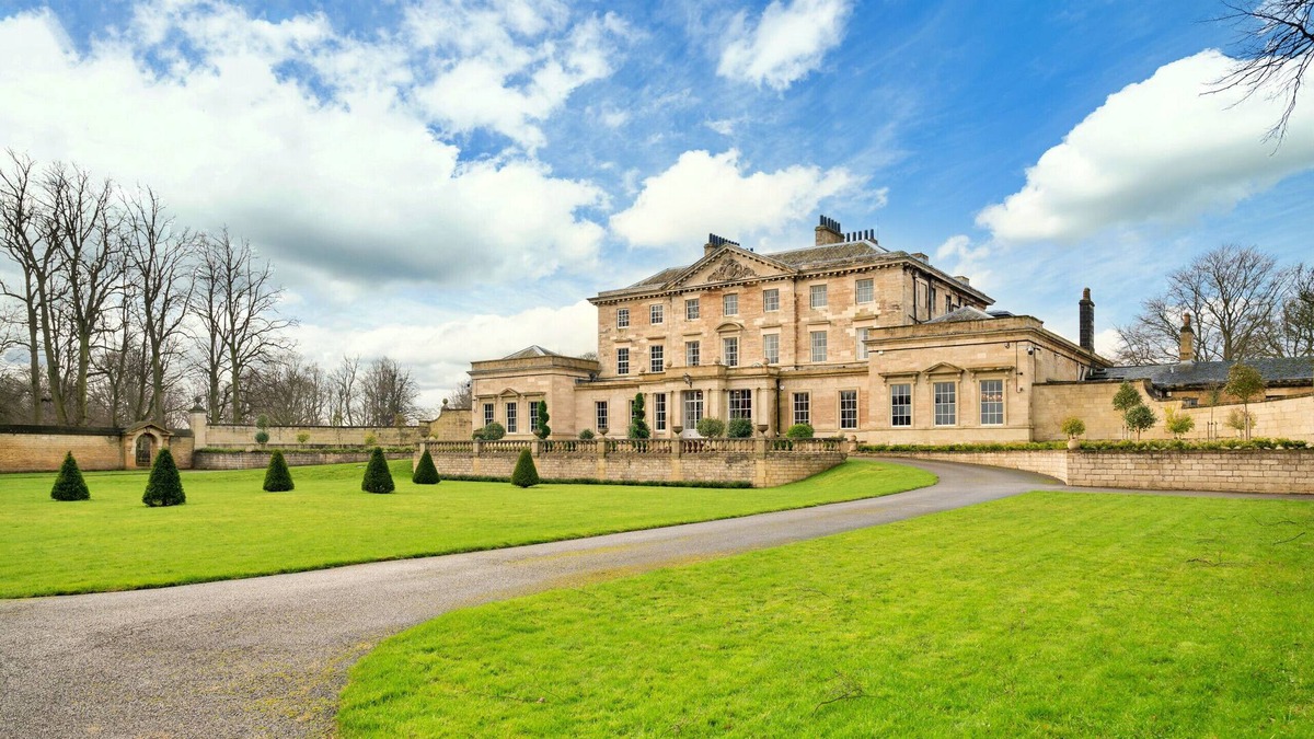 Hickleton Apartment | Grade II Georgian stately hall, situated in picturesque grounds and gardens.