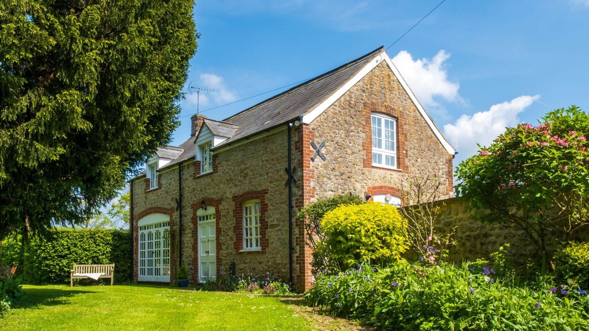Swindon Cottage | Grade II Listed Coach House Near the Cotswolds & Oxford