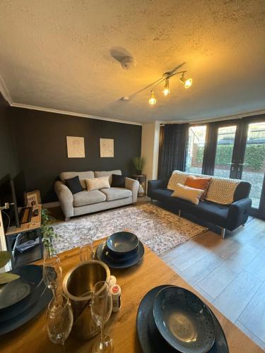 Worcester Apartment | GRADUATION - Worcester City - FREE Parking, WI-FI, Toiletries - TV in rooms with Prime - Stocked kitchen - Entire Apart - Self Check-In - Outside Space