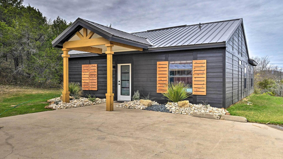 Graford Cabin | Graford Cabin w/Rooftop Deck & Lake Views!