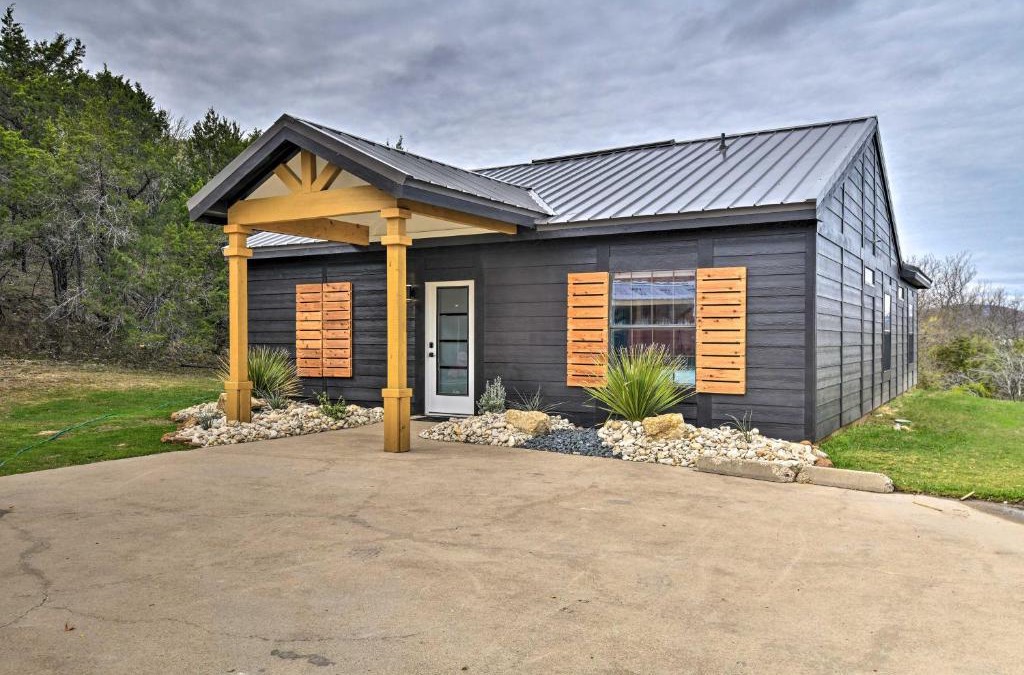 Graford House | Graford Cabin with Rooftop Deck and Lake Views!