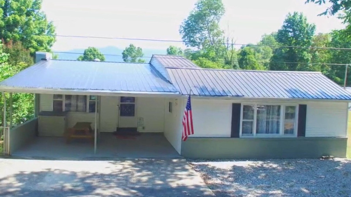 La Follette House | Graham’s Getaway- spacious vacation home close to Powell Valley Marina