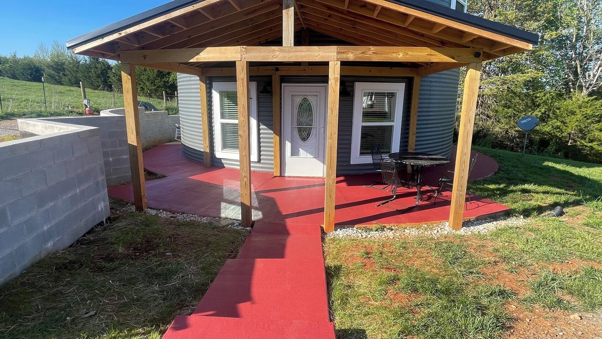 Naruna Other | Grain Bin home 9 minutes from LU. Close to the city but in the country