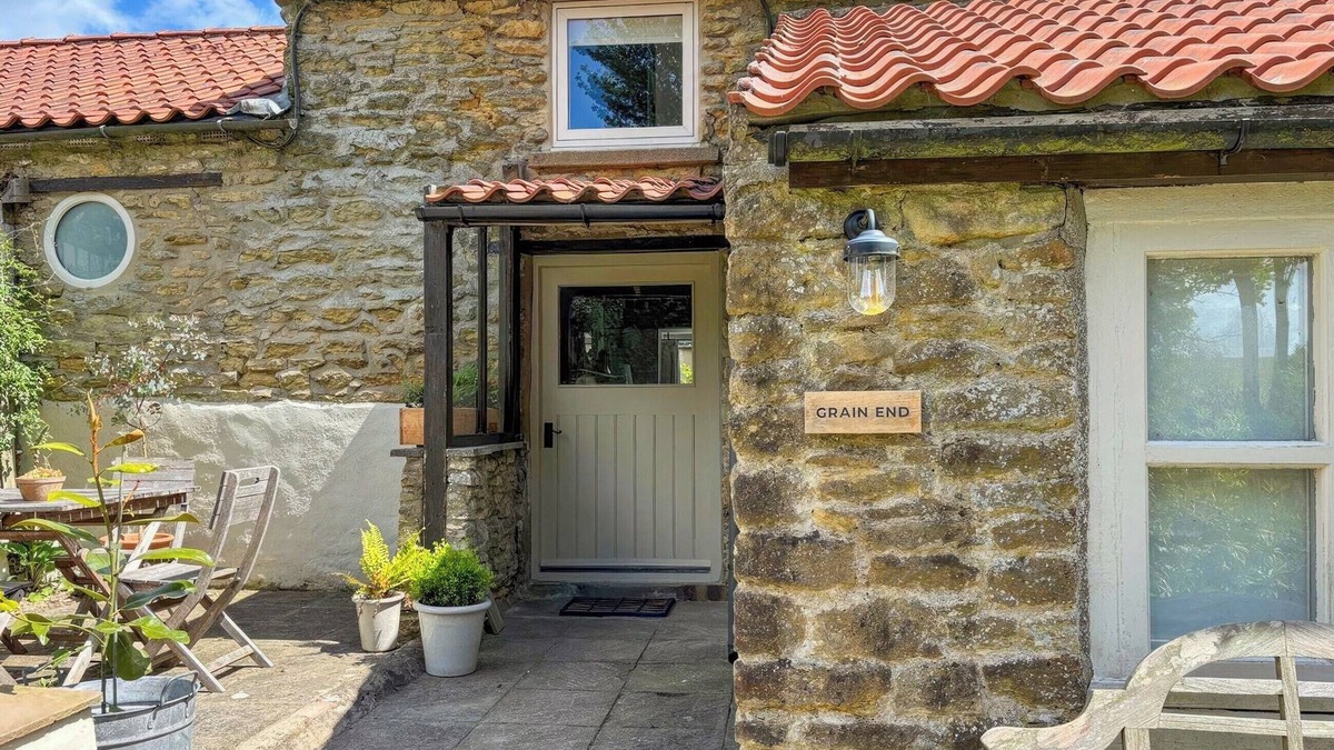 Potter Brompton Cottage | Grain End Cottage is set in large landscaped gardens.