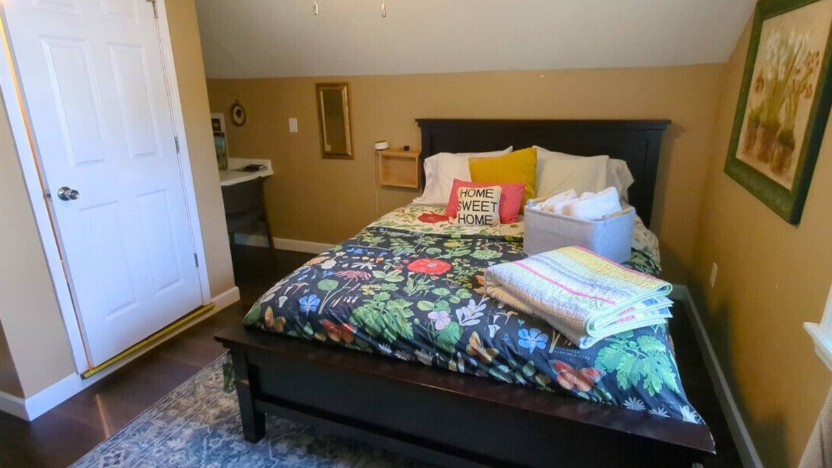 Greensboro Condo | Gramma Dottie’s Garden Retreat - Private Room