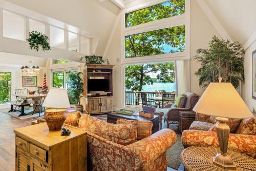 Osage Beach House | Grammy and Papas Lakeside Dugout