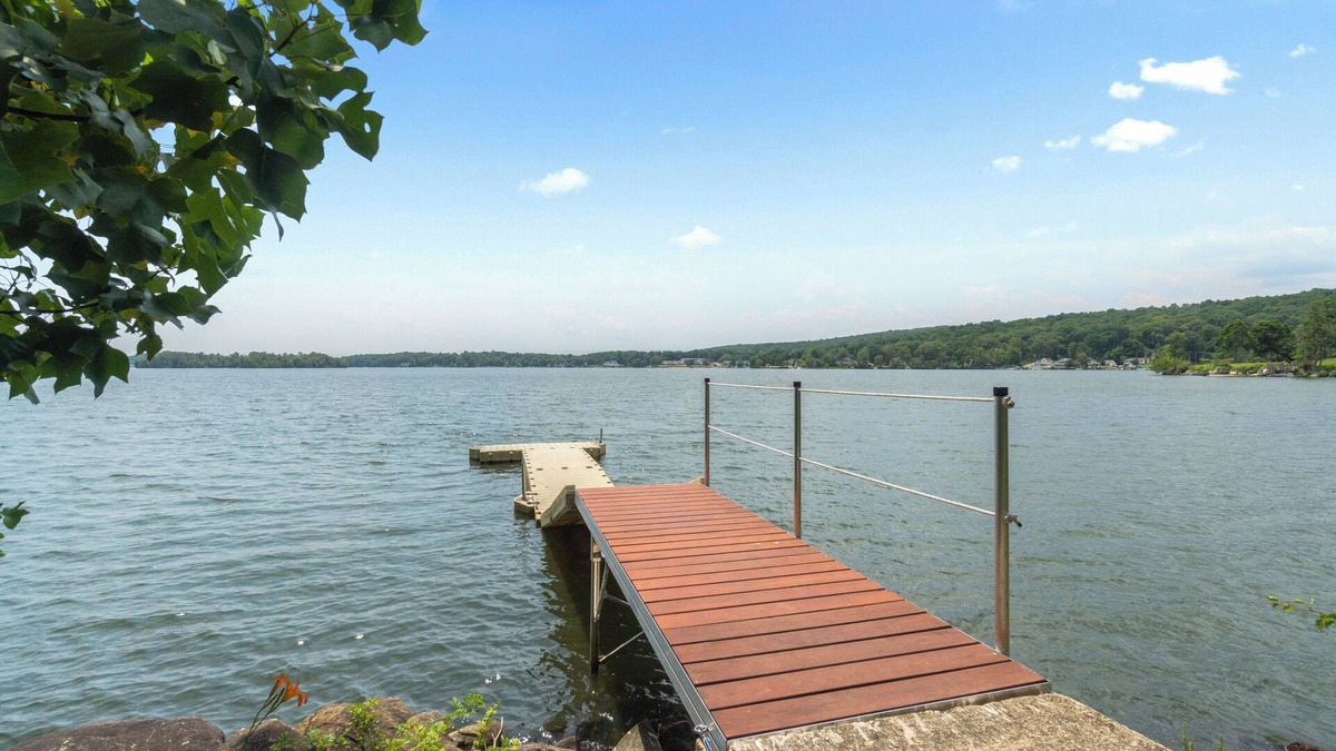 East Hampton House | Grammy's Famous Lake House Retreat w/Private Waterfront Access
