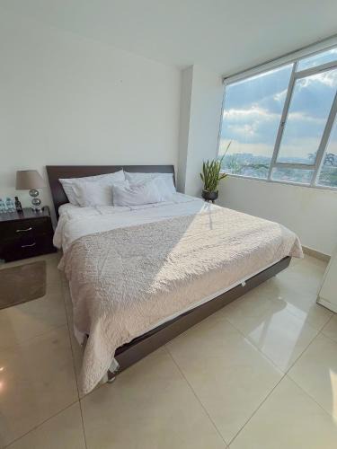 Samborondon Apartment | Gran Propiedad En Samborondon