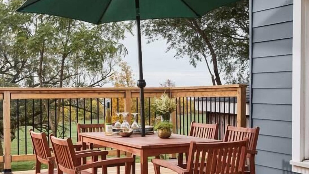 Waupoos House | Gran Roble in Beautiful Waupoos