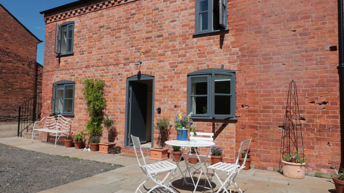 Hereford Cottage | GRANARY 1, pet friendly, with a garden in Madley