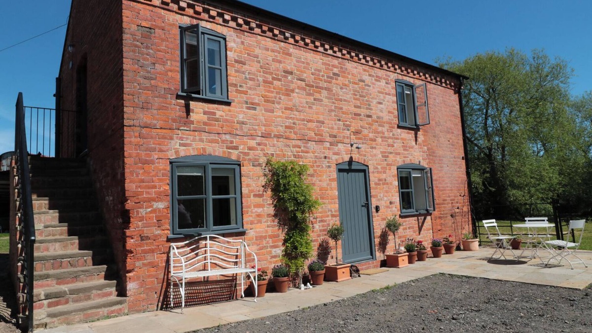 Madley Cottage | GRANARY 2, pet friendly, with a garden in Madley