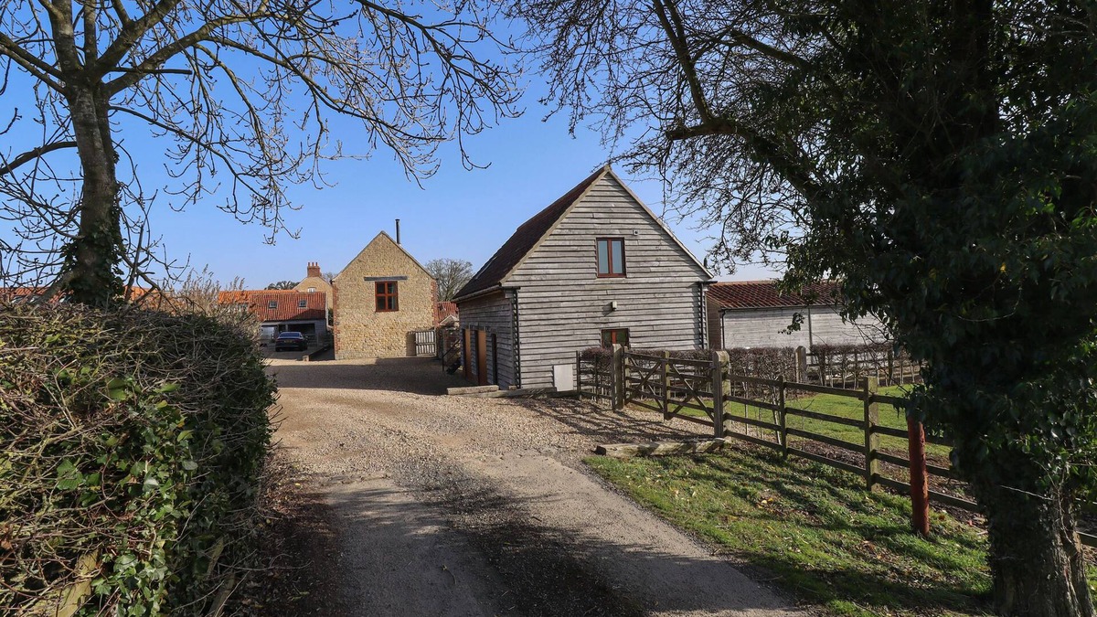 Croxton Kerrial Cottage | GRANARY LOFT, pet friendly, with a garden in Croxton Kerrial