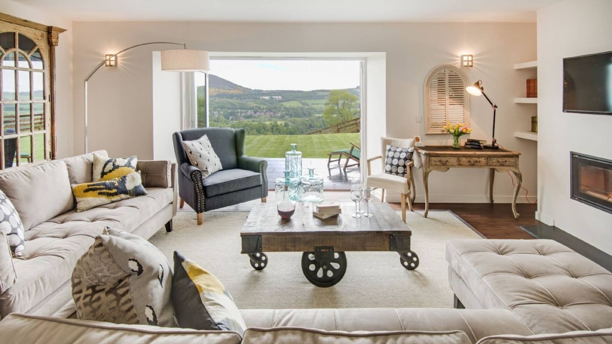 Gattonside House | GRANARY, sleeps 8, superb barn conversion. Outstanding views, near to Melrose