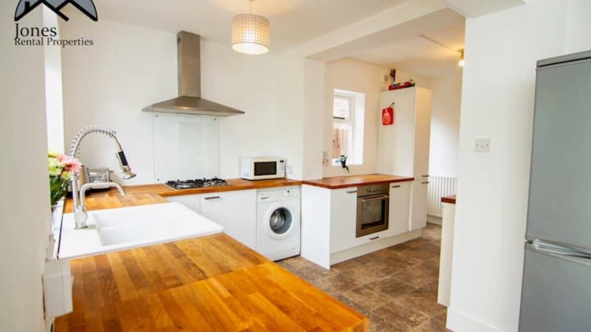 Portswood House | Granby Grove Townhouse - Sleeps 8- 4 Bedrooms