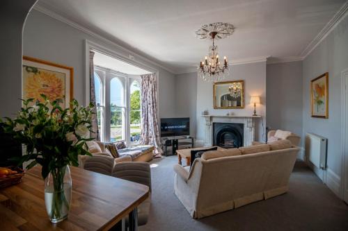 Herne Bay Apartment | Grand 2 bed Georgian apartment at Florence House with king bed, in the heart of Herne Bay & 300m from beach