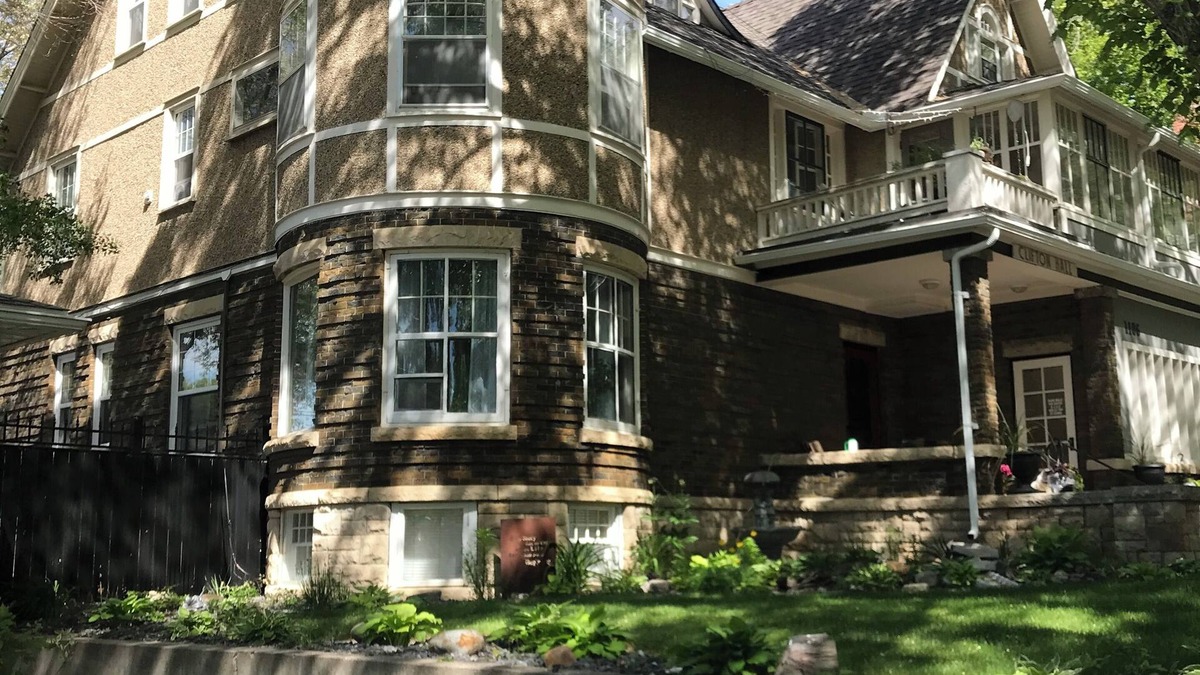 Moose Jaw Apartment | Grand 3 bdrm retreat in one of Moose Jaw’s most historic homes.