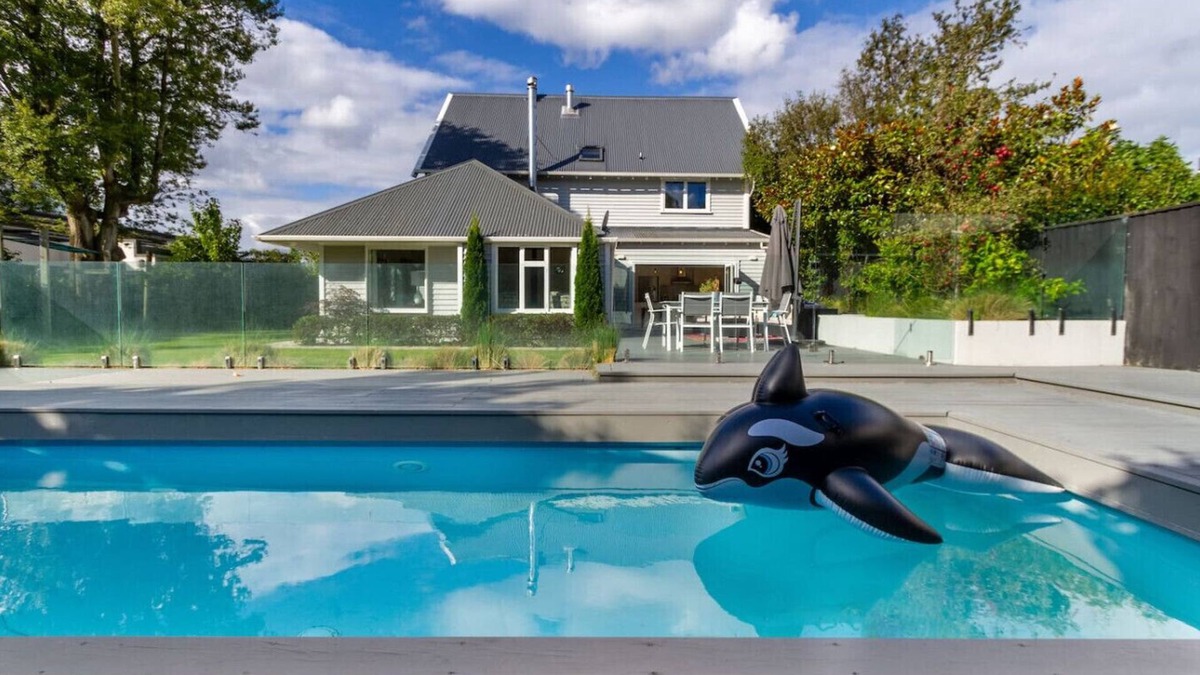 Fendalton House | Grand 5 Bedroom Villa in Fendalton Heated Pool
