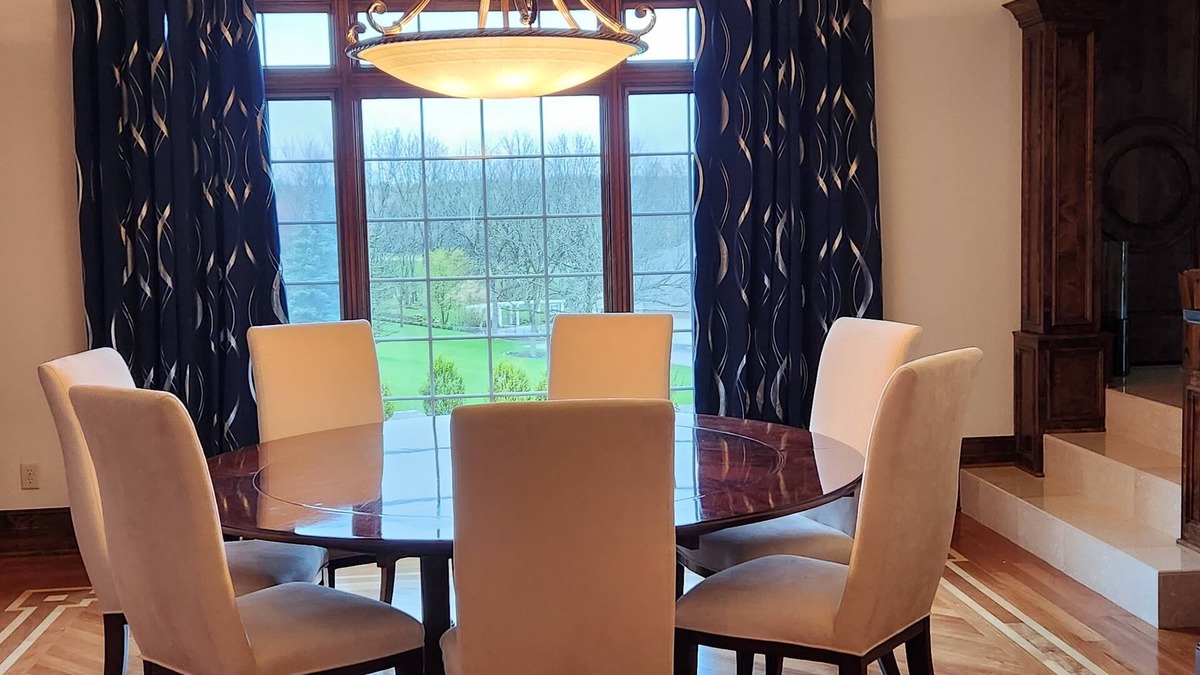 Delafield House | GRAND 6-bedroom home with resort style yard