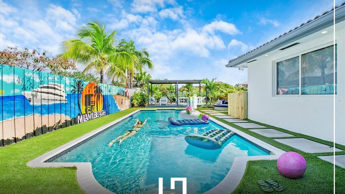 Richmond West House | Grand 6BR Escape: Resort Pool, Beach & Mini Golf
